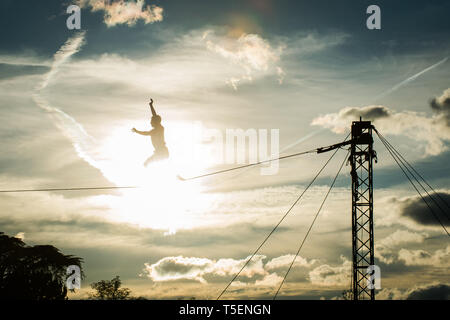 Argeles sur Mer, Frankreich - Oktober 03: aa-Mann tun hightline auf einem Seil, Royal, Cordes sur Ciel, Frankreich am Oktober 03, 2014 in Argeles sur Mer, Frankreich. Stockfoto