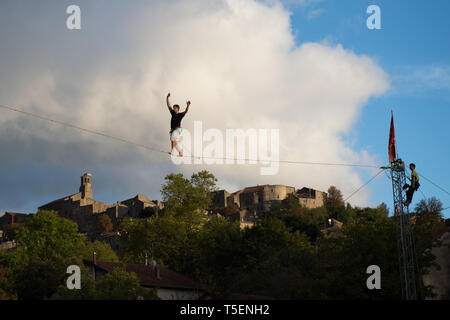 Argeles sur Mer, Frankreich - Oktober 03: ein Mann tun hightline auf einem Seil, Royal, Cordes sur Ciel, Frankreich am Oktober 03, 2014 in Argeles sur Mer, Frankreich. Stockfoto