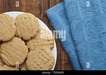 Home gebackene Erdnussbutter Cookies auf Holz. Stockfoto