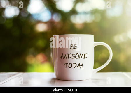 Inspirational quotes Text auf kaffeebecher - heute ehrfürchtig Sein Stockfoto