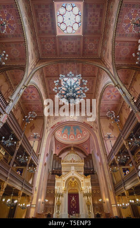 Ungarn, Budapest, Dohany Straße Große Synagoge, der Innenraum mit Kronleuchtern und der Arche. Stockfoto