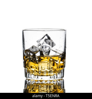 Whiskey Glas closeup, weißer Hintergrund, mit vielen Eiswürfel fallen und Spritzwasser Stockfoto