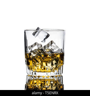 Whiskey Glas closeup, weißer Hintergrund, mit vielen Eiswürfel fallen und Spritzwasser Stockfoto