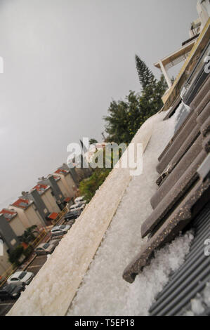 Hagel sammelt in einer Rinne durch den Hagel, fotografiert in Haifa, Israel im März Stockfoto