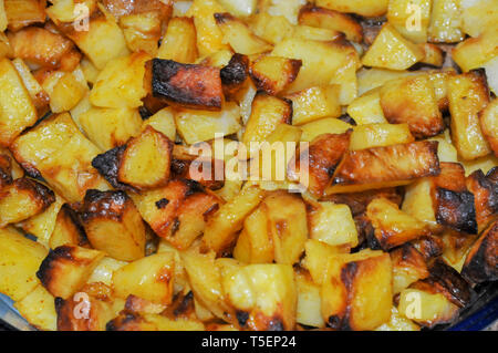 Hausgemachtes Essen eine Schüssel mit gegrillter Kartoffel Quadrate Stockfoto