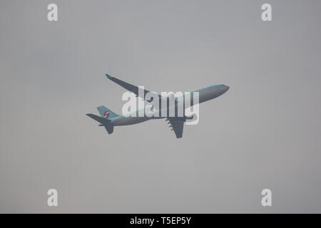 Chiangmai, Thailand - 24 April 2019: KL-7525 Airbus A330-300 von Korean Air Airlines. Im Flug Chiang Mai nach Seoul. Stockfoto