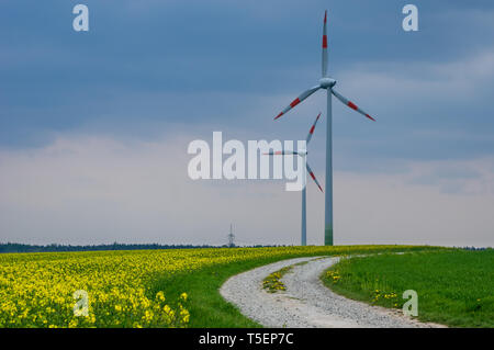 Windkraftanlagen vor der herannahenden Sturm Wolken Stockfoto