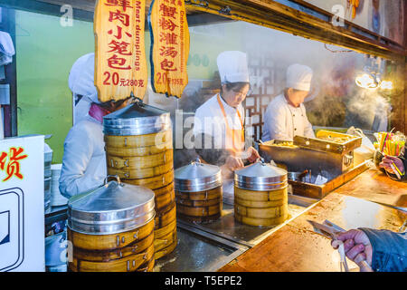 SHANGHAI, China, Dezember - 2018 - Köchinnen bereiten berühmte damplings auf der Straße essen stand in der Stadt Shanghai, China Stockfoto