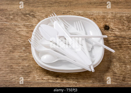 Einwegflaschen aus Plastik Geschirr auf Holz- Hintergrund. Stockfoto
