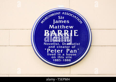 London, England, UK. Commemorative blaue Plakette: Sir James M. Barrie 1860-1937 Romancier und Dramatiker lebte hier (J M Barrie, dem Autor von Peter Pan) Ber Stockfoto