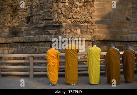 Buddhistische Mönche beten vor dem Dhamek stupa (Indien) Stockfoto