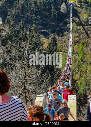 Moersdorf, Rheinland-Pfalz, Deutschland - 22. April 2019: viele Besucher auf eine der längsten Hängebrücken in Europa Stockfoto