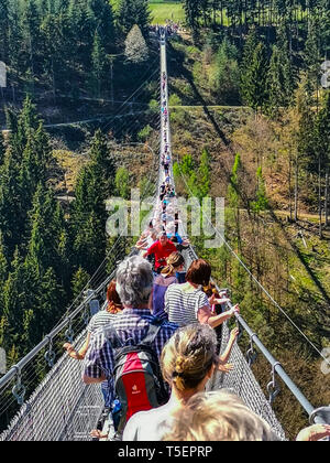 Moersdorf, Rheinland-Pfalz, Deutschland - 22. April 2019: viele Besucher auf eine der längsten Hängebrücken in Europa Stockfoto