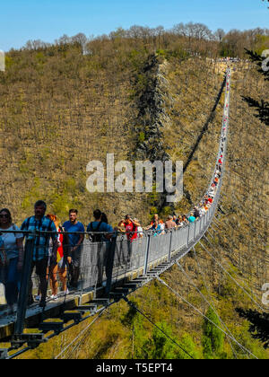 Moersdorf, Rheinland-Pfalz, Deutschland - 22. April 2019: viele Besucher auf eine der längsten Hängebrücken in Europa Stockfoto