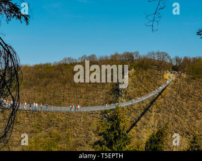 Moersdorf, Rheinland-Pfalz, Deutschland - 22. April 2019: viele Besucher auf eine der längsten Hängebrücken in Europa Stockfoto