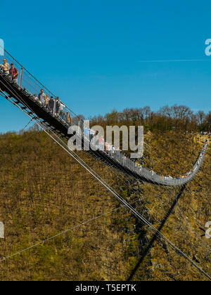 Moersdorf, Rheinland-Pfalz, Deutschland - 22. April 2019: viele Besucher auf eine der längsten Hängebrücken in Europa Stockfoto