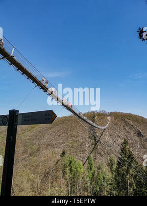 Moersdorf, Rheinland-Pfalz, Deutschland - 22. April 2019: viele Besucher auf eine der längsten Hängebrücken in Europa Stockfoto