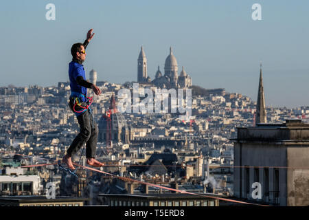 PARIS, Frankreich, 08. Dezember: ein Mann zu Fuß auf einem Highline zwischen Eiffelturm und Trocadero mit Montmartre hinter ihm, Île-de-France, Paris, Frankreich Am 08. Dezember 2017 in Paris, Frankreich. Stockfoto