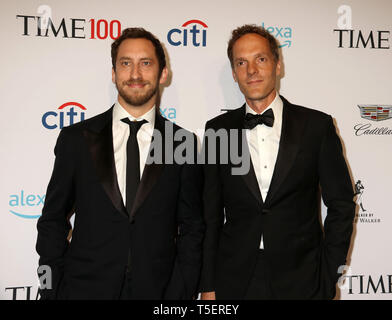 April 23, 2019 - New York City, New York, USA - JUUL Lab Mitbegründer JAMES MONSEES und ADAM BOWEN besuchen die Anreise für die 2019 mal 100 Gala im Time Warner Center statt. (Bild: © Nancy Kaszerman/ZUMA Draht) Stockfoto