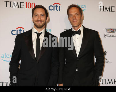 April 23, 2019 - New York City, New York, USA - JUUL Lab Mitbegründer JAMES MONSEES und ADAM BOWEN besuchen die Anreise für die 2019 mal 100 Gala im Time Warner Center statt. (Bild: © Nancy Kaszerman/ZUMA Draht) Stockfoto