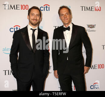 April 23, 2019 - New York City, New York, USA - JUUL Lab Mitbegründer JAMES MONSEES und ADAM BOWEN besuchen die Anreise für die 2019 mal 100 Gala im Time Warner Center statt. (Bild: © Nancy Kaszerman/ZUMA Draht) Stockfoto