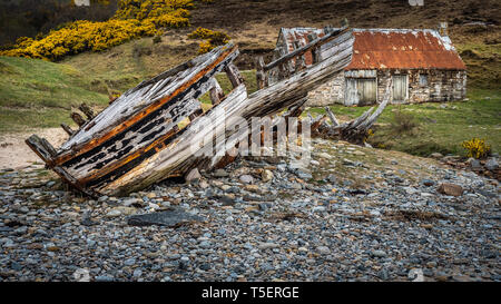 Die Reste des hölzernen Fischerboot der Sensenmann liegt am Ufer bei Talmine,Sutherland. Das Wrack hat sich verschlechternden Seit den Strand gesetzt werden Stockfoto