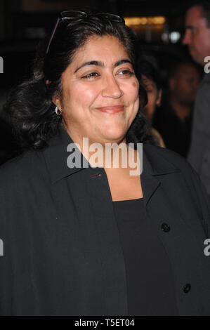 LOS ANGELES, Ca. Oktober 03, 2006: Regisseurin GURINDER CHADHA am Los Angeles Premiere von "Queen". Bild: Paul Smith/Featureflash Stockfoto