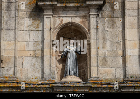 St. Francis Statue auf der Außenseite des alten Kloster Sancti Spiritus des Dritten Ordens des hl. Franziskus gegründet im 14. Jahrhundert Stockfoto