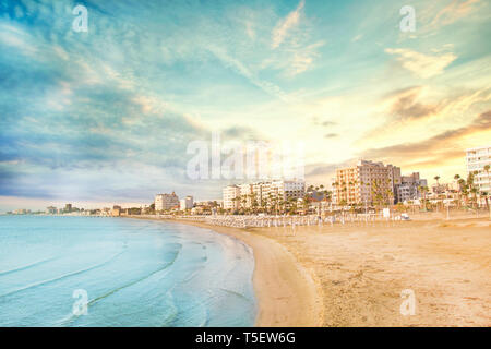 Schöne Sicht auf die finikoudes Promenade in Larnaca, Zypern Stockfoto