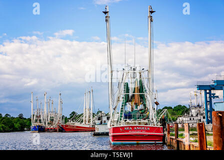 Krabbenfänger, einschließlich Meer Engel und Meister Tony, werden entlang der Bank im Bayou La Batre, Alabama angedockt. Stockfoto