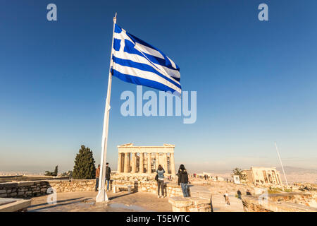 Athen, Griechenland. Blick auf die Akropolis auf einem sonnigen Sommermorgen, mit dem Parthenon, Erechtheion, und eine wehende Flagge Griechenland Stockfoto