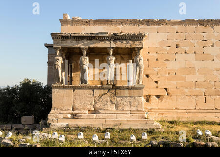 Athen, Griechenland. Die Veranda der Karyatiden am Erechtheion, eine antike griechische Tempel auf der Akropolis zu Athena und Poseidon gewidmet Stockfoto
