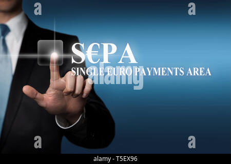 Geschäftskonzept - Geschäftsmann pressen Virtual touchscreen-SEPA Single Euro Payments Area Stockfoto