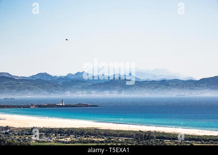 Spanien, Andalusien, Tarifa, Blick über die Straße von Gibraltar nach Marokko Stockfoto