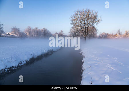 Deutschland, Landshut, neblige Landschaft im Winter am Morgen Stockfoto