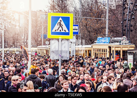 Moskau, Russland - 21 April, 2019: Vintage Straßenbahnen und Masse der Leute auf der Stadt Straße an retro Straßenbahnen Parade. Stockfoto