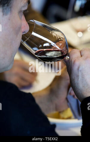 Abbildung, blinden Weinprobe Contest: Mann hält ein Glas Wein unter seiner Nase roch es Stockfoto