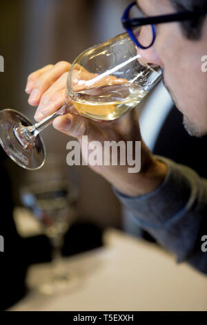 Abbildung, blinden Weinprobe Contest: Mann hält ein Glas Wein unter seiner Nase roch es Stockfoto