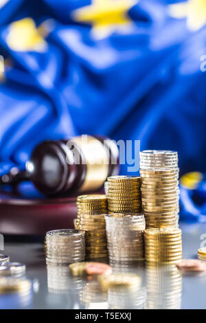 Türme mit Euro-münzen Flagge der Europäischen Union und des Rechts Hammer im Hintergrund. Stockfoto