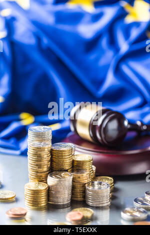 Türme mit Euro-münzen Flagge der Europäischen Union und des Rechts Hammer im Hintergrund. Stockfoto