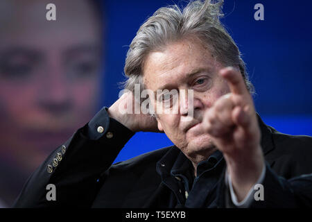 Präsident und White House Chief Strategist Steve Bannon und Stabschef im Weißen Haus Reince Priebus Gespräch an das zuständige CPAC, konservative politische Aktion Konferenz. Stockfoto