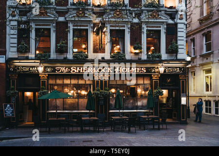 London, Großbritannien - 13 April, 2019: Fassade von Sherlock Holmes Pub in London, ein traditioneller englischer Pub mit Holmes - themed Erinnerungsstücke, Restaurant und Dach ga Stockfoto