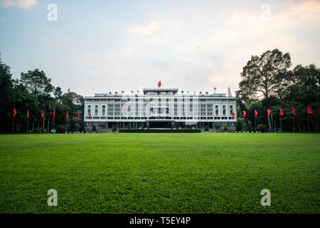 Palast der Wiedervereinigung, die zuvor die Unabhängigkeit. Es war, als Hauptsitz der Südvietnamesischen Kabinett während des Vietnam Krieges verwendet. Stockfoto