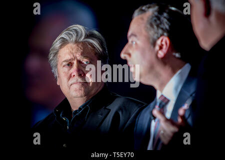 Präsident und White House Chief Strategist Steve Bannon und Stabschef im Weißen Haus Reince Priebus Gespräch an das zuständige CPAC, konservative politische Aktion Konferenz. Stockfoto