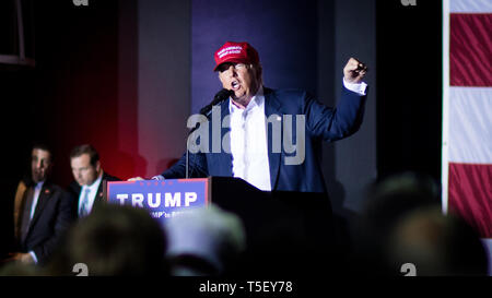 Präsidentschaftskandidaten Donald Trump (R-NY) hält eine Abschlusskundgebung in South Florida Boca vor der Primärfarben. Stockfoto