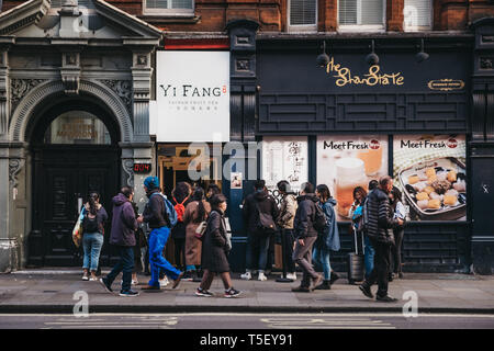 London, Großbritannien - 13 April, 2019: die Menschen in der Warteschlange Taiwan Obst Tee aus Yi Fang shop in Chinatown, London zu kaufen. Chinatown ist eine Ostasiatische communi Stockfoto