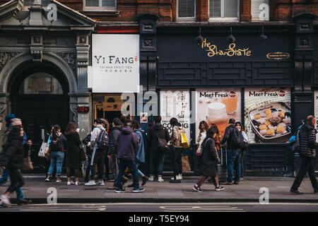 London, Großbritannien - 13 April, 2019: die Menschen in der Warteschlange Taiwan Obst Tee aus Yi Fang shop in Chinatown, London zu kaufen. Chinatown ist eine Ostasiatische communi Stockfoto