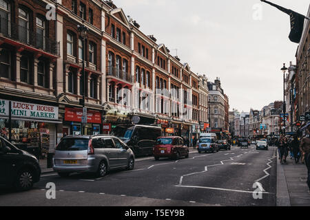 London, Großbritannien - 13 April, 2019: Verkehr auf der Shaftesbury Avenue, einer wichtigen Straße im West End von London, benannt nach Anthony Ashley Cooper, 7th Earl of S Stockfoto