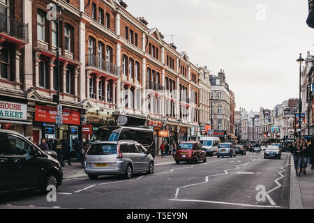 London, Großbritannien - 13 April, 2019: Verkehr auf der Shaftesbury Avenue, einer wichtigen Straße im West End von London, benannt nach Anthony Ashley Cooper, 7th Earl of S Stockfoto