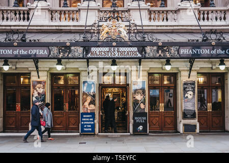 London, Großbritannien - 13 April, 2019: die Menschen gehen durch Ihre Majestät, ein Theater im West End von London, dessen Name ändert sich je nach dem Geschlecht des Stockfoto